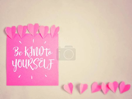 Téléchargez les photos : Soyez gentil avec vous-même inspirant concept de rappel de motivation auto-soin - citation sur fond de papier de couleur rose. - en image libre de droit