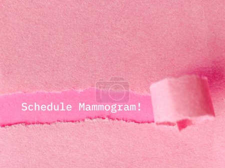 Text des Mammogramms hinter zerrissenem Papierhintergrund. Archivbild
