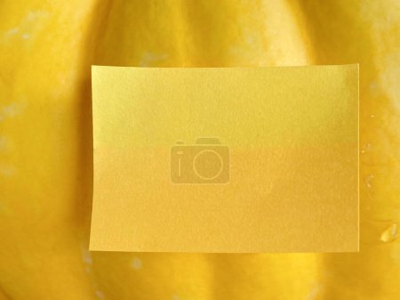 Papier adhésif jaune pour l'espace de copie. Photo de stock.