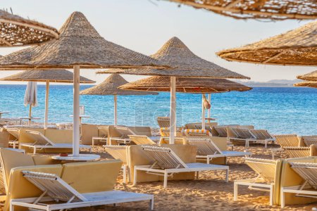 24 octobre 2021, Hurghada, Égypte. Piscine et hébergement à la station tropicale. Bâtiments, piscines et aire de loisirs au bord de la mer rouge. 