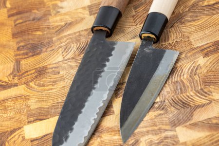 Téléchargez les photos : Couteaux japonais premium libérés.Motif en acier Damas.Arrière-plan avec un motif en acier Damas. - en image libre de droit