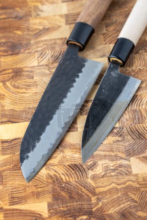 Téléchargez les photos : Couteaux japonais premium libérés.Motif en acier Damas.Arrière-plan avec un motif en acier Damas. - en image libre de droit