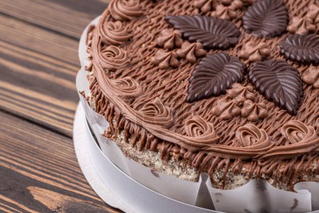 Schokolade Bündel Kuchen mit Schokolade Ganache Glasur geträufelt. Frontansicht einer dreischichtigen Schokoladenkuchen .