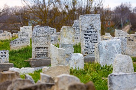 .Antiguo cementerio judío.Judíos jasídicos. Tumba del líder espiritual Baal Shem Tov, Rabí Israel ben Eliezer.
