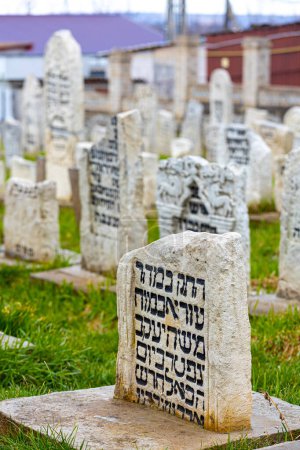 .Vieux cimetière juif. Juifs hassidiques. Tombe du chef spirituel Baal Shem Tov, Rabbi Israël ben Eliezer.