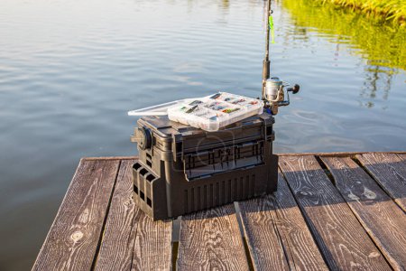Une grande boîte à pêche entièrement équipée avec des leurres et des engins pour la pêche.leurres de pêche et accessoires.Matériel de pêche - filature de pêche. Kit de leurres de pêche.