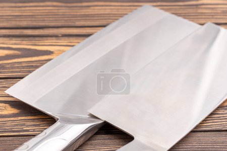 Couteau à cliver chinois placé sur une vieille table en bois.Couteau de cuisine chinois.