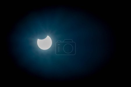 Foto de Eclipse sol al mediodía en color otoño octubre 25 2022 cerca de la ciudad de Budweis - Imagen libre de derechos
