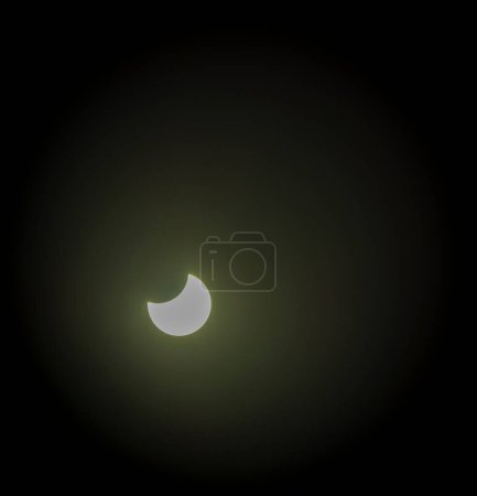 Foto de Eclipse sol al mediodía en color otoño octubre 25 2022 cerca de la ciudad de Budweis - Imagen libre de derechos