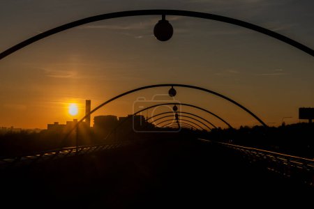 Foto de Camino sobre el metro entre las estaciones Cerny Most y Rajsky Zahrada con puesta de sol - Imagen libre de derechos
