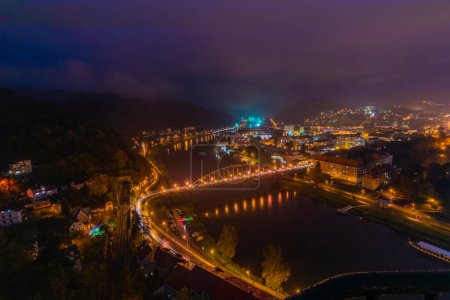 Foto de Decin ciudad desde arriba en la noche de niebla oscura en otoño fresco - Imagen libre de derechos