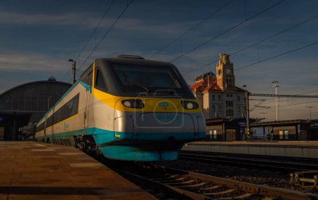 Foto de Tren súper rápido en color de la República Checa en la estación principal de Praga en la tarde soleada otoño - Imagen libre de derechos