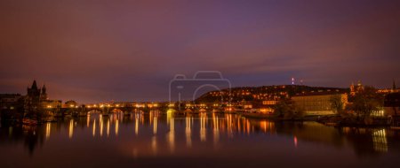 Foto de Capital oscura Praga antes de la salida del sol de color nublado sobre el río azul Moldava - Imagen libre de derechos