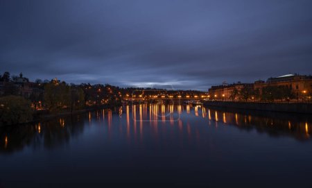 Foto de Capital oscura Praga antes de la salida del sol de color nublado sobre el río azul Moldava - Imagen libre de derechos