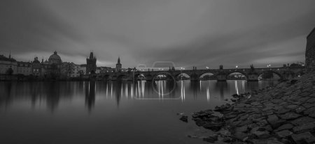 Foto de Capital oscura Praga antes del amanecer nublado sobre el río Vltava oscuro - Imagen libre de derechos