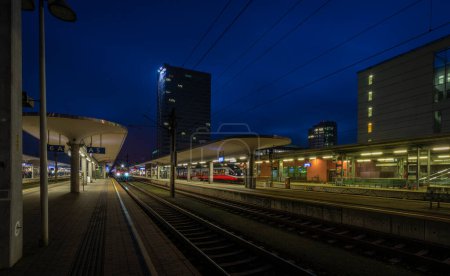 Téléchargez les photos : Linz gare en couleur soirée d'automne après le coucher du soleil - en image libre de droit