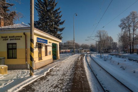 Foto de Parada de ferrocarril nevado con plataforma cerca de la ciudad de Ceske Budejovice en la mañana helada - Imagen libre de derechos