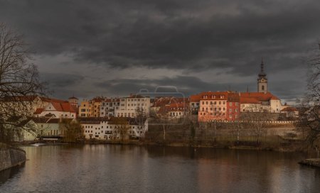 Foto de Puente de piedra viejo y el centro de la ciudad de Pisek en el invierno nublado mañana ventosa - Imagen libre de derechos