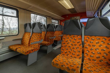 Foto de Asiento ligero naranja en tren privado de tren de pasajeros rápido de la mayoría a la República Checa Pilsen 04 03 2023 - Imagen libre de derechos