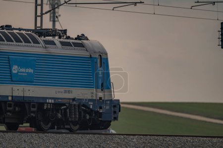 Foto de Tren de pasajeros rápido en la nueva línea de ferrocarril de Praga a Tabor en Myslkovice 03 07 2023 - Imagen libre de derechos