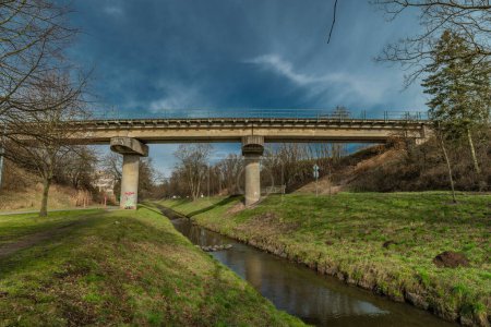 Téléchargez les photos : Pont ferroviaire près de la gare de Rakovnik dans la couleur du printemps matin frais - en image libre de droit