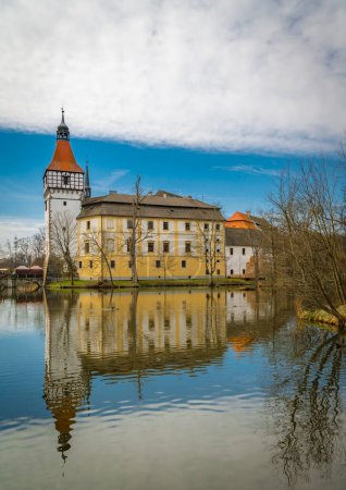 Téléchargez les photos : Beau château avec étang et forêt dans le sud de la Bohême au printemps journée nuageuse - en image libre de droit