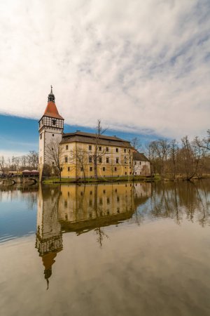 Téléchargez les photos : Beau château avec étang et forêt dans le sud de la Bohême au printemps journée nuageuse - en image libre de droit