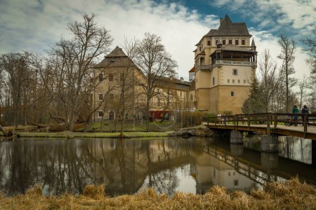 Téléchargez les photos : Château avec étang dans le sud de la Bohême au printemps avec célébration de Pâques à Blatna 04 08 2023 - en image libre de droit