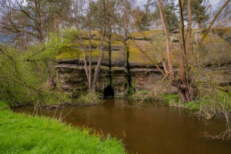 Téléchargez les photos : Ruisseau Robecsky avec grotte et eau sale après la pluie au printemps jour frais - en image libre de droit