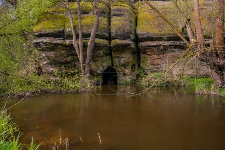 Téléchargez les photos : Ruisseau Robecsky avec grotte et eau sale après la pluie au printemps jour frais - en image libre de droit