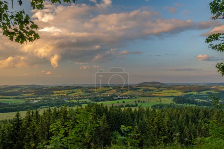 Foto de Vista desde la colina Scheibenberg con torre mirador en medio del color del verano - Imagen libre de derechos