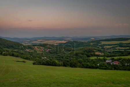 Foto de Color noche en Eslovaquia parte de la frontera en las montañas de Bile Karpaty en verano caliente - Imagen libre de derechos