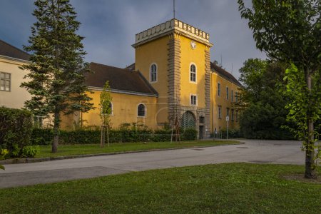 Téléchargez les photos : Château à Liesing partie de Wien capitale en été chaud matin ensoleillé - en image libre de droit