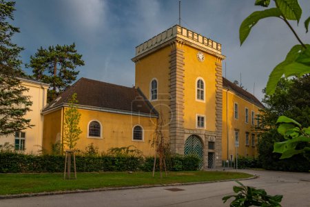 Téléchargez les photos : Château à Liesing partie de Wien capitale en été chaud matin ensoleillé - en image libre de droit
