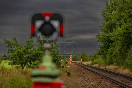 Téléchargez les photos : Arpenteurs avec instruments sur voie ferrée près de la forêt verte fraîche dans le sud de la Bohême - en image libre de droit