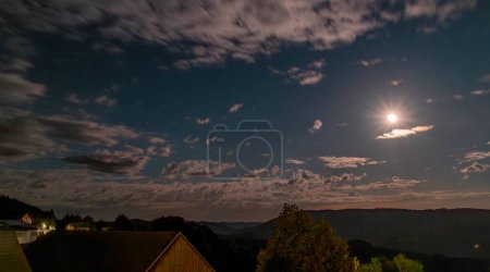 Foto de Noche en Braunegg pueblo sobre el río Danubio en las montañas de verano - Imagen libre de derechos