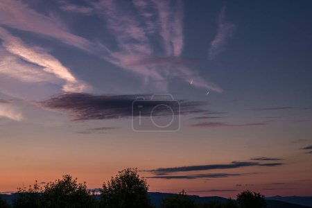 Foto de Color mañana en Braunegg pueblo sobre el río Danubio en las montañas de verano - Imagen libre de derechos