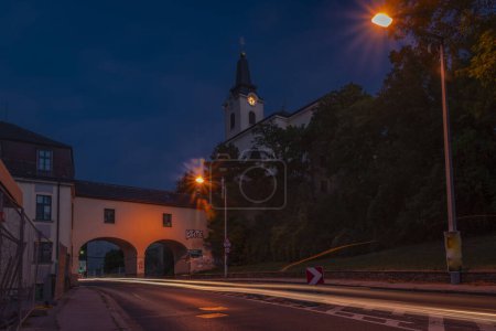 Téléchargez les photos : Eglise et vieilles maisons historiques près de Liesing partie de Wien capitale de l'Autriche - en image libre de droit