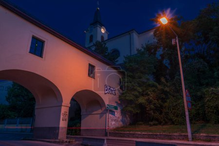 Téléchargez les photos : Eglise et vieilles maisons historiques près de Liesing partie de la capitale Wien en Autriche 08 27 2023 - en image libre de droit
