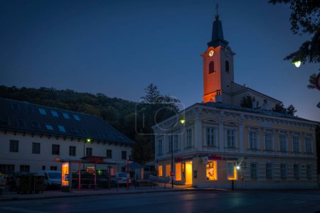 Téléchargez les photos : Eglise et vieilles maisons historiques près de Liesing partie de la capitale Wien en Autriche 08 27 2023 - en image libre de droit