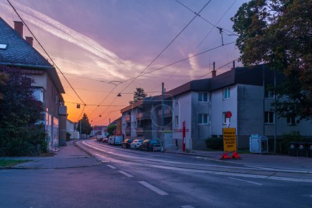 Téléchargez les photos : Piste de tramway et maisons historiques près de Liesing partie de la capitale Wien en Autriche 08 27 2023 - en image libre de droit