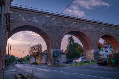 Téléchargez les photos : Aqueduc à Liesing partie de la capitale Wien ville en couleur matin en Autriche 08 27 2023 - en image libre de droit