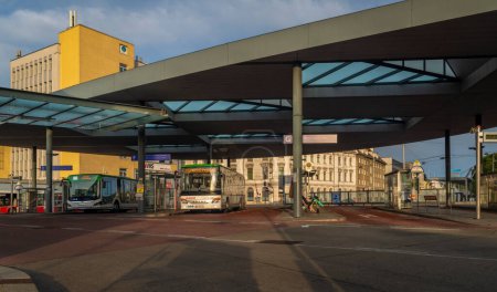 Téléchargez les photos : Busbahnhof in Liesing part of capital city in hot summer morning Wien Autriche 08 27 2023 - en image libre de droit