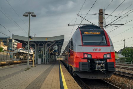 Téléchargez les photos : Train de voyageurs électriques rouges le matin à Liesing en Autriche 08 27 2023 - en image libre de droit