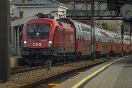 Téléchargez les photos : Train de voyageurs électriques rouges le matin à Liesing en Autriche 08 27 2023 - en image libre de droit