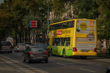 Téléchargez les photos : Trafic dans les rues fraîches vides de la capitale le matin à Wien en Autriche 08 27 2023 - en image libre de droit