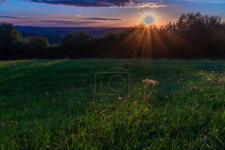 Foto de Color mañana en Braunegg pueblo sobre el río Danubio en las montañas de verano - Imagen libre de derechos