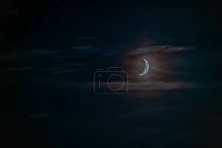Téléchargez les photos : Vue de nuit pour la lune depuis la colline de Gaisberg sur la ville de Salzbourg en été soirée chaude - en image libre de droit