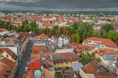 Foto de Vista desde la vieja torre histórica grande en el día nublado del verano en Ceske Budejovice CZ 09 19 2023 - Imagen libre de derechos