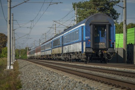 Téléchargez les photos : Trains électriques en automne chaud ensoleillé jour de couleur près de Stepanov CZ 10 07 2023 - en image libre de droit